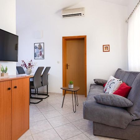 Villa Livia With Three Nice Apartments, Swimming Pool, Childrens Playground, Barbecue And Free Parking Liznjan Ngoại thất bức ảnh