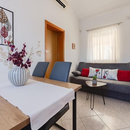 Villa Livia With Three Nice Apartments, Swimming Pool, Childrens Playground, Barbecue And Free Parking Liznjan Ngoại thất bức ảnh