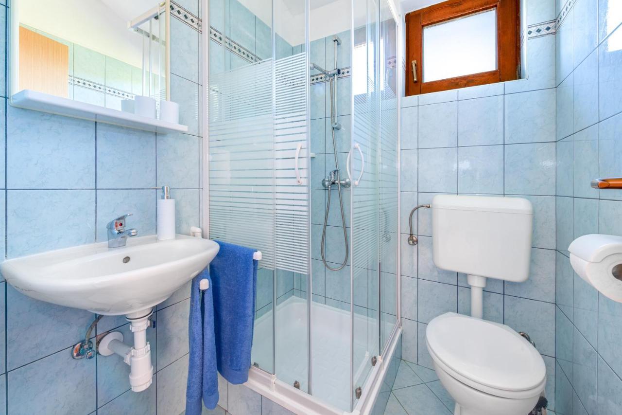 Villa Livia With Three Nice Apartments, Swimming Pool, Childrens Playground, Barbecue And Free Parking Liznjan Ngoại thất bức ảnh