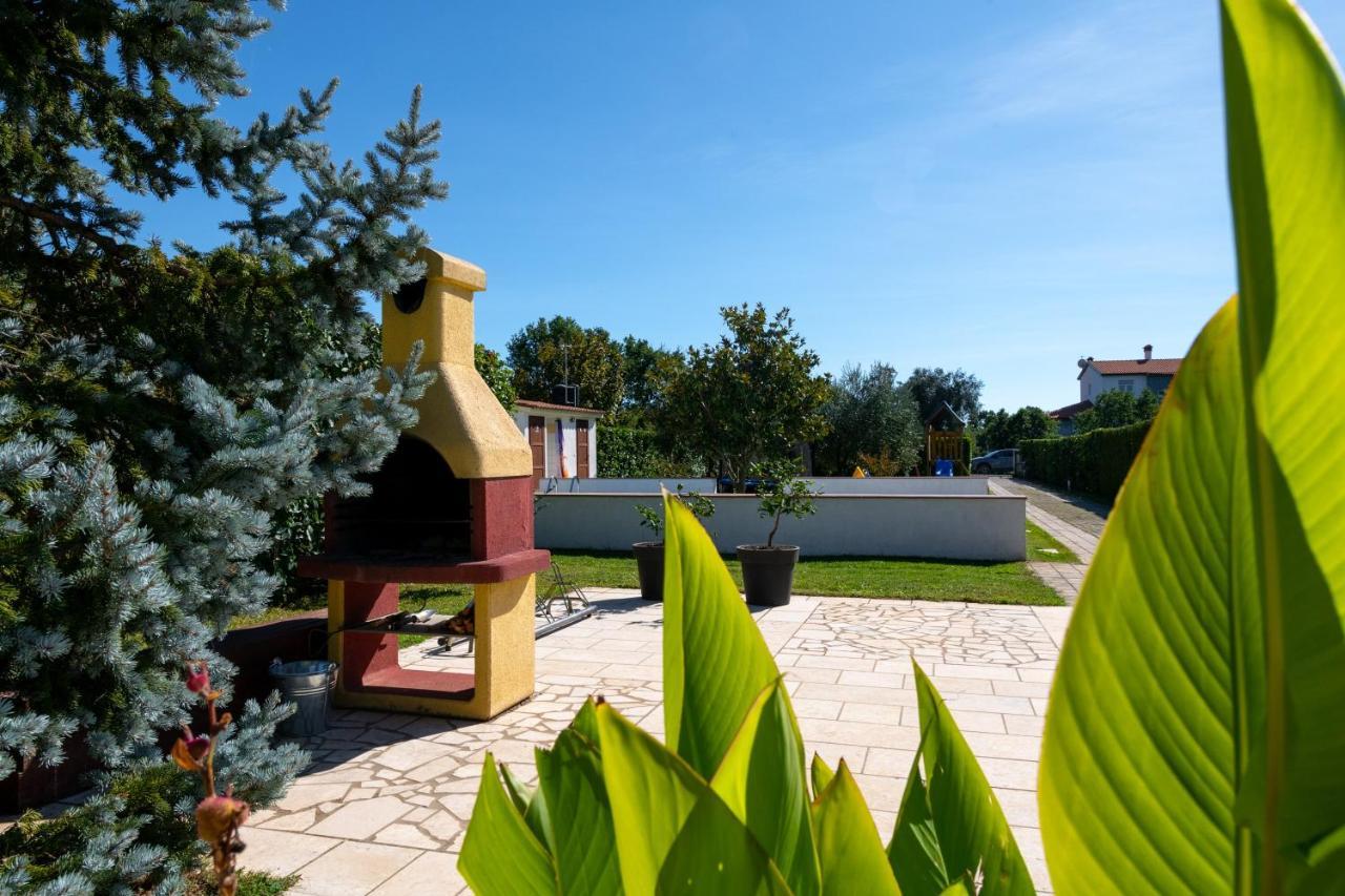 Villa Livia With Three Nice Apartments, Swimming Pool, Childrens Playground, Barbecue And Free Parking Liznjan Ngoại thất bức ảnh