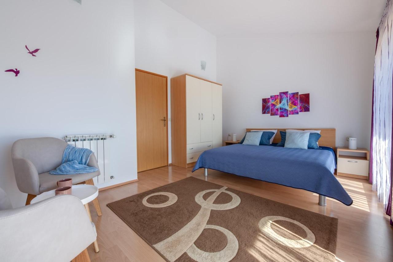 Villa Livia With Three Nice Apartments, Swimming Pool, Childrens Playground, Barbecue And Free Parking Liznjan Ngoại thất bức ảnh