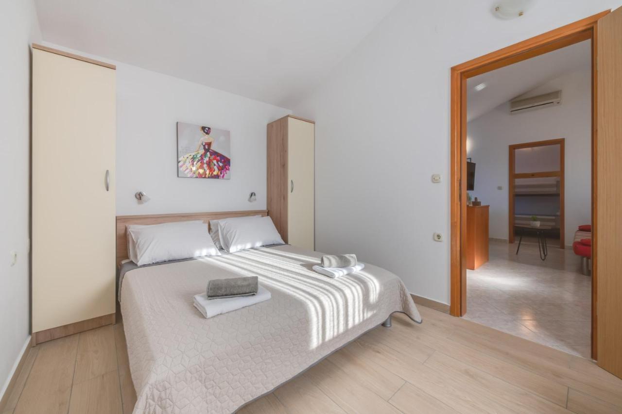 Villa Livia With Three Nice Apartments, Swimming Pool, Childrens Playground, Barbecue And Free Parking Liznjan Ngoại thất bức ảnh