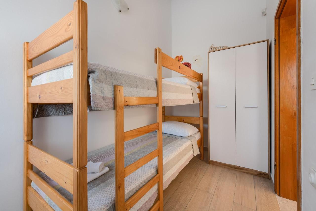 Villa Livia With Three Nice Apartments, Swimming Pool, Childrens Playground, Barbecue And Free Parking Liznjan Ngoại thất bức ảnh