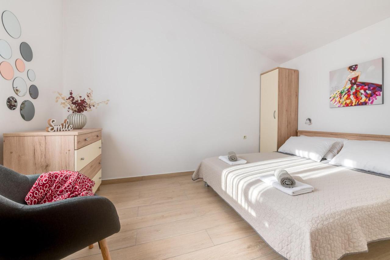 Villa Livia With Three Nice Apartments, Swimming Pool, Childrens Playground, Barbecue And Free Parking Liznjan Ngoại thất bức ảnh